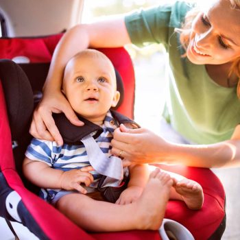 bimbi a bordo dell'auto